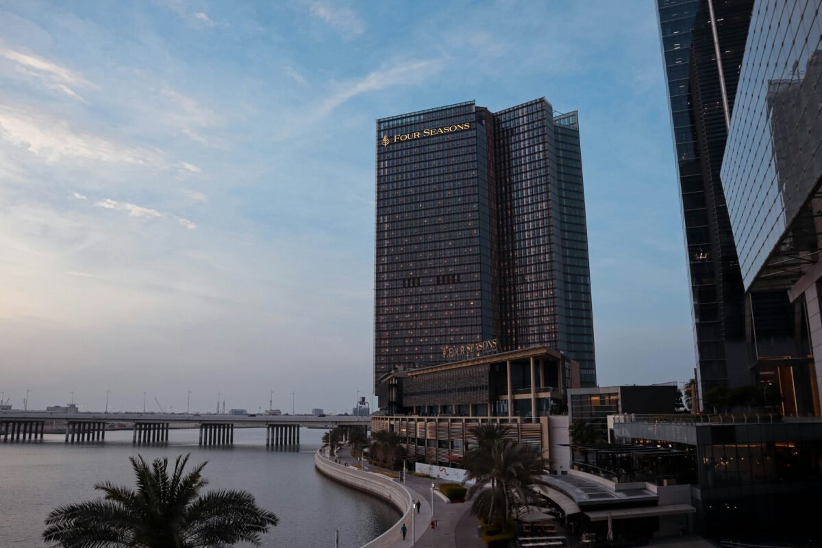 You are currently viewing Where to Stay in Abu Dhabi: Hotels & Airbnb